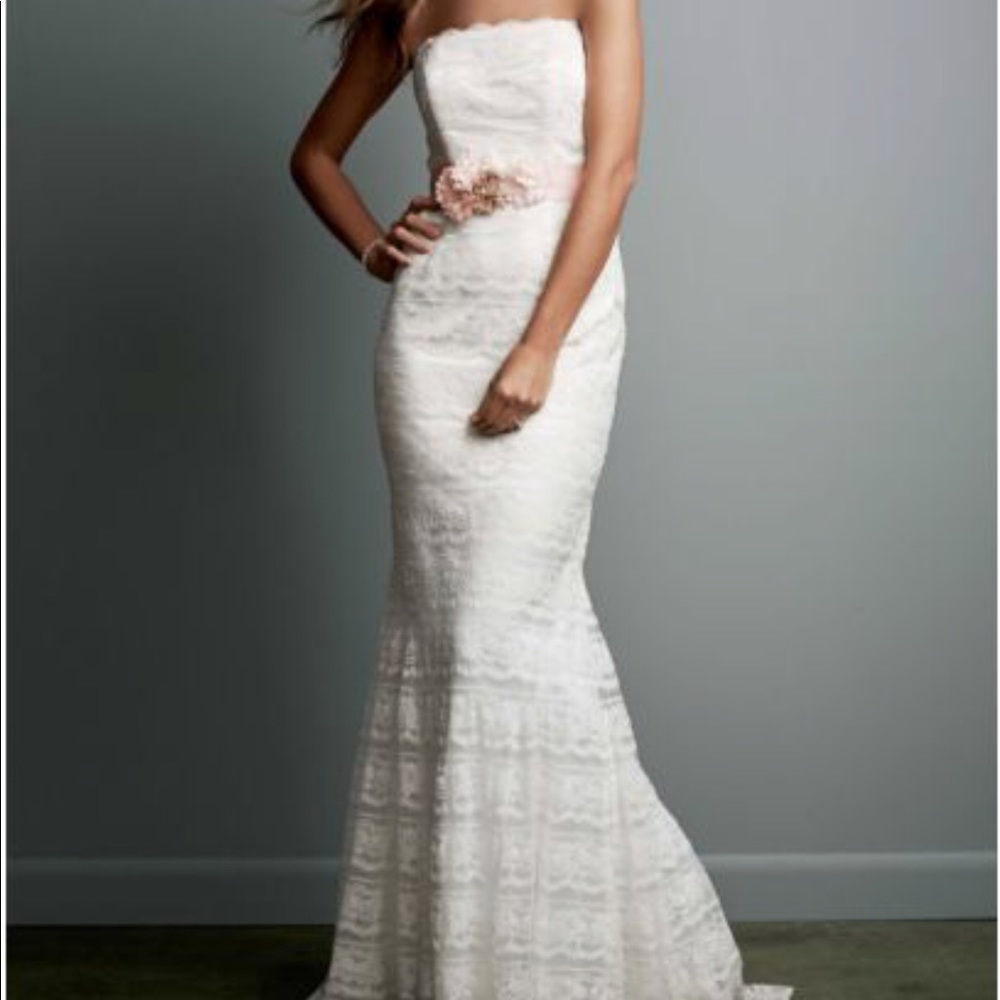 Beautiful Ivory Strapless Wedding Dress. 2P.